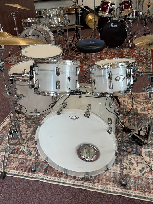 Pearl Crystal Beat 5-Piece Drum Set 22/10/12/1618 - Clear